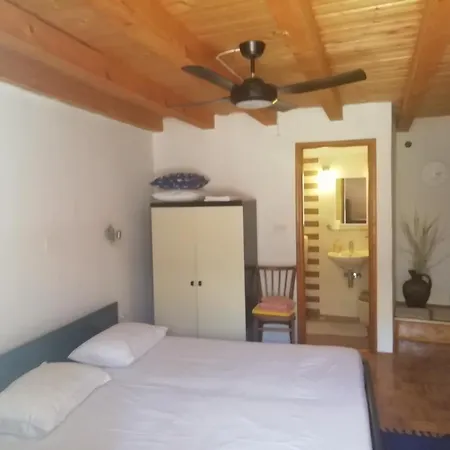 - Centar בית הארחה