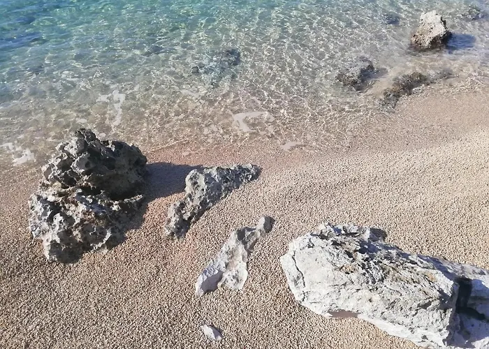 - Centar Vendégház Cres