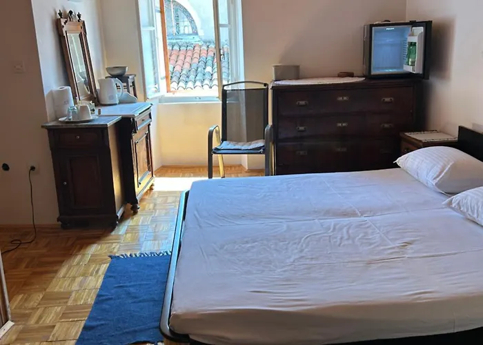 - Centar Vendégház Cres